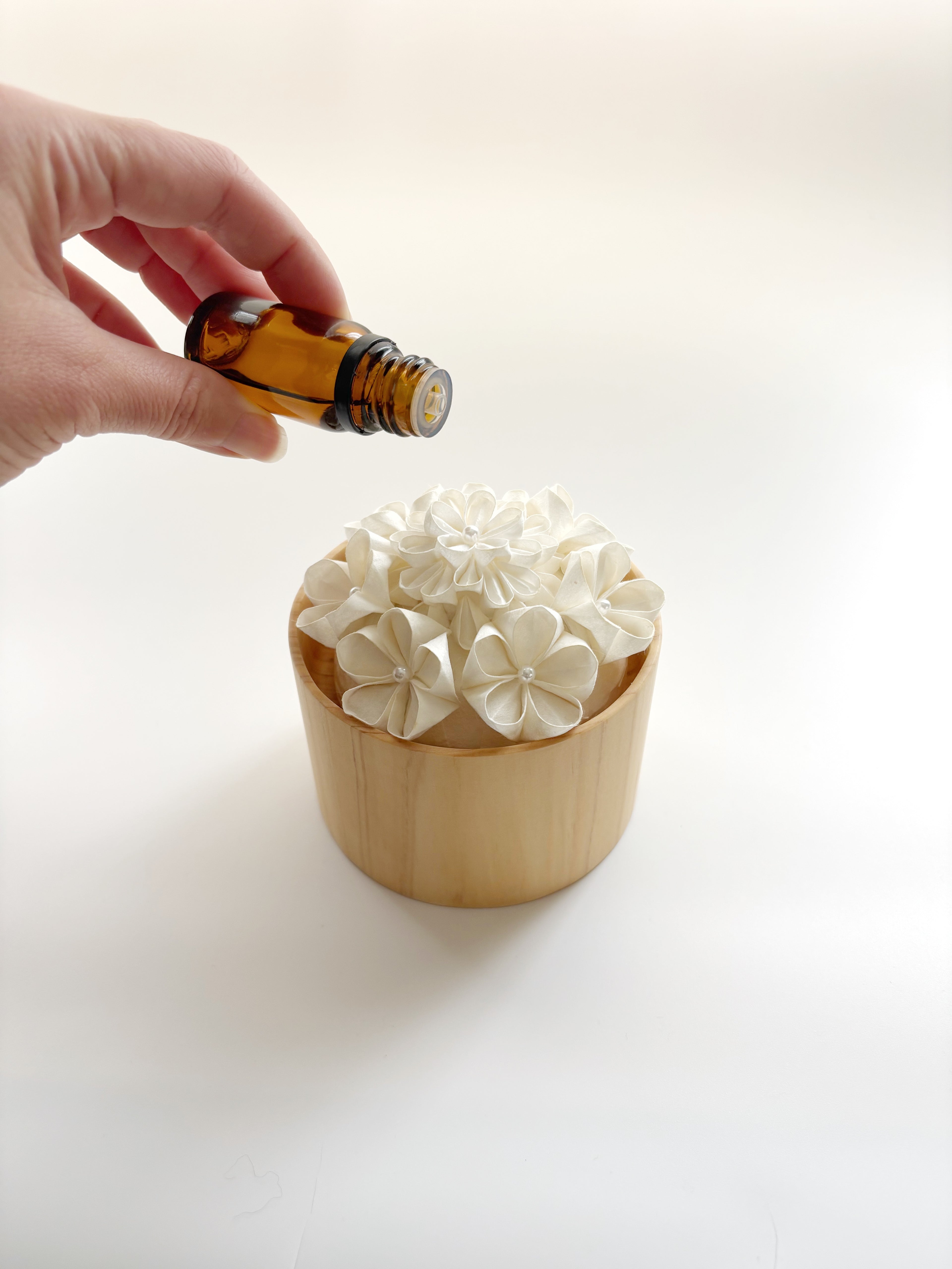 Applying essential oil onto Kaminoka Paper Flower Basket aroma diffuser washi paper flowers