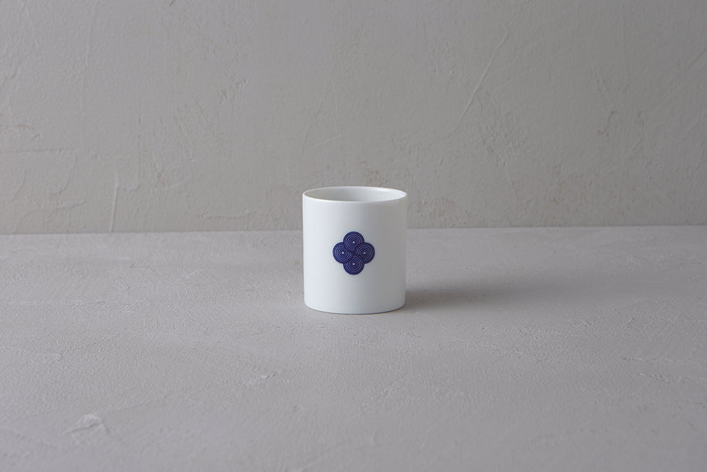 Washokki Yunomi teacup in white porcelain with blue Sometsuke swirl pattern, side view