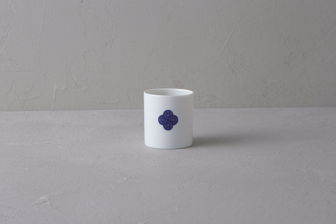Washokki Yunomi teacup in white porcelain with blue Sometsuke swirl pattern, side view