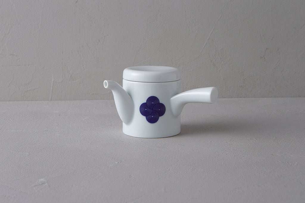 Washokki kyusu teapot in white porcelain with blue Sometsuke swirl pattern, side view