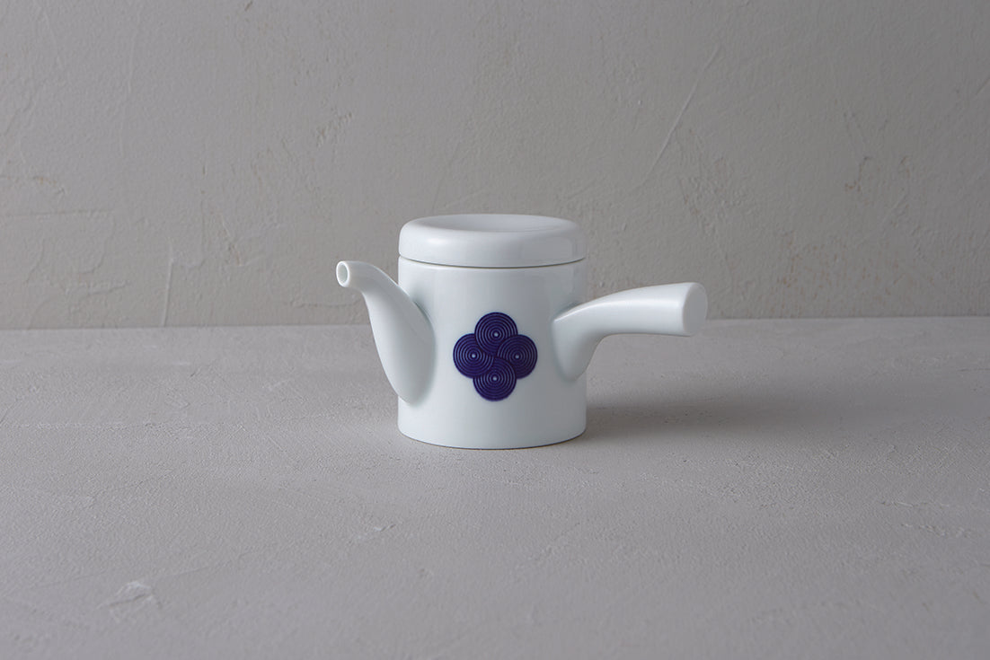 Washokki kyusu teapot in white porcelain with blue Sometsuke swirl pattern, side view