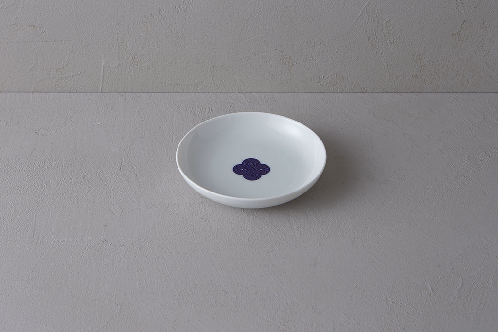 Washokki medium plate in white porcelain with blue Sometsuke swirl pattern in center