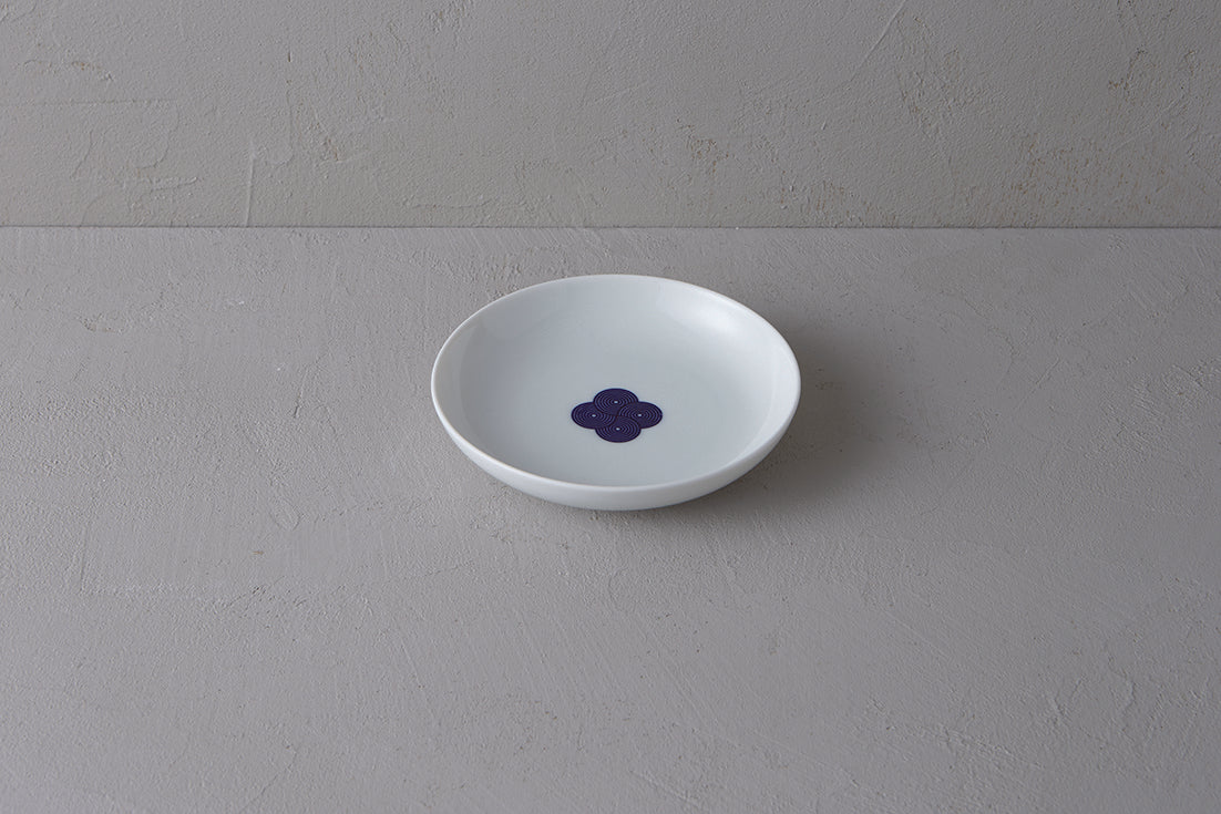 Washokki medium plate in white porcelain with blue Sometsuke swirl pattern in center