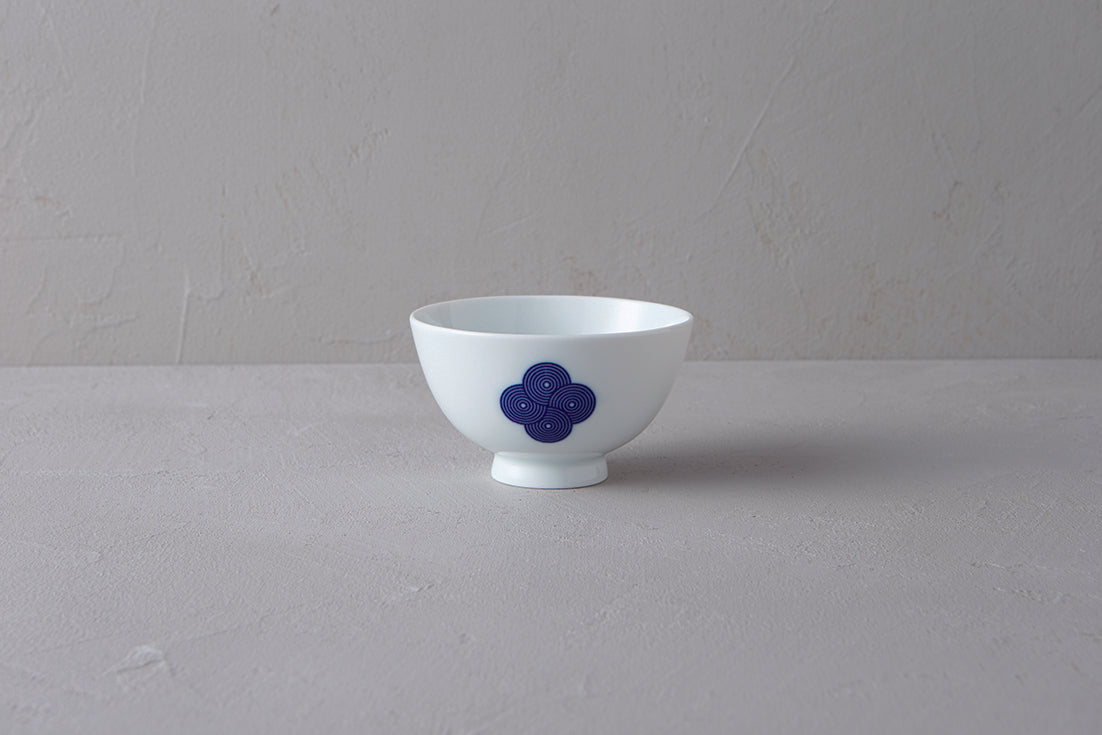 Washokki rice bowl in white porcelain with blue Sometsuke swirl pattern, side view