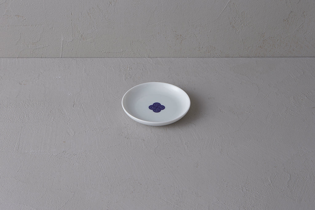 Washokki small plate in white porcelain with blue Sometsuke swirl pattern in center