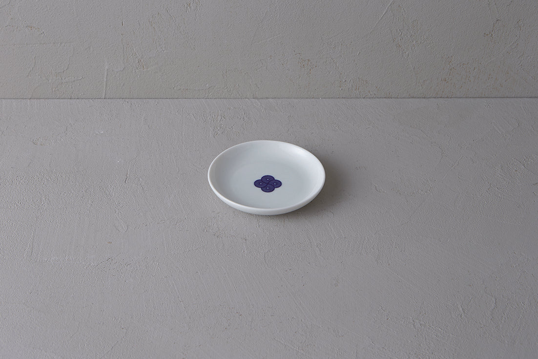 Washokki small plate in white porcelain with blue Sometsuke swirl pattern in center
