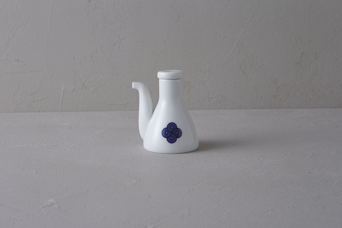 Washokki soy sauce pitcher in white porcelain with blue Sometsuke swirl pattern, side view
