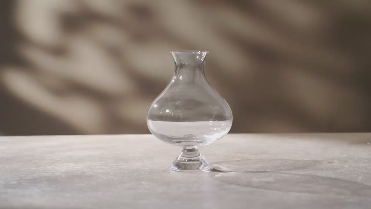 A behind-the-scenes look at the hand-blown manufacturing process of our specialty beer glass. Features footage of Japanese artisans shaping molten glass, technical design blueprints showing 1.2mm rim thickness, and a final pour demonstrating perfect foam retention.